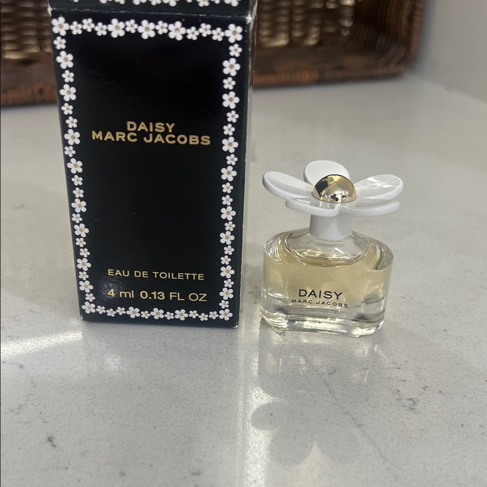 Marc Jacobs Daisy Mini Eau de Toilette — White & Gold Accents. 4ml
